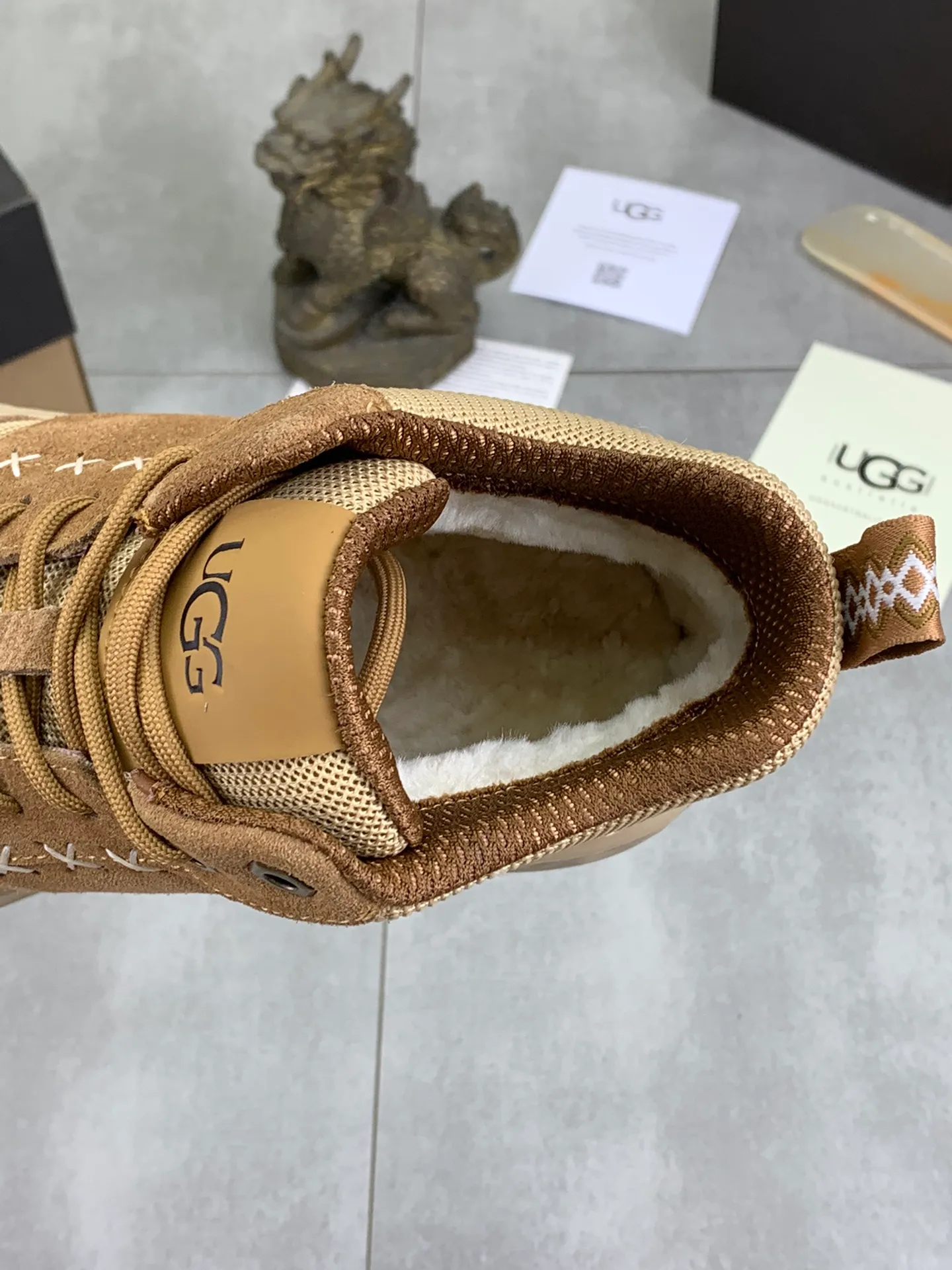 Men's shoes 💰P640 [New style] 💰 🆘 "Real wool" [UGG] 👉The popular men's shoes are synchronized with the official website 🔰The quality of the genuine products [satisfied] is not comparable to the imitations in the general market 🌀The upper is imported Italian frosted cowhide, and the lining is: foot pad 🅰️ grade 🐑Real wool👻Only Grade A can show the effect The hand feels smooth and delicate 🔱The shoe shape is grand, only genuine manufacturers can do it 🎄The perfect toughness of the original outsole 👻⬛️ allows customers to say goodbye to one-time consumption. Real wool lining, super warm. Available in black, brown and gray. Size: 39-44